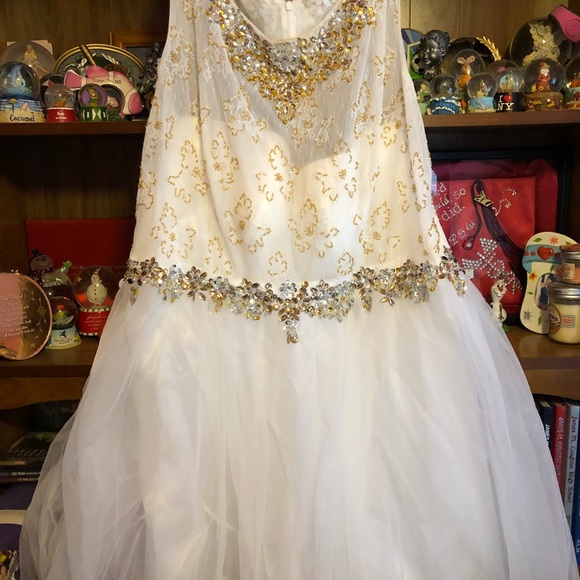 Dresses & Skirts - Stunning Semi dress